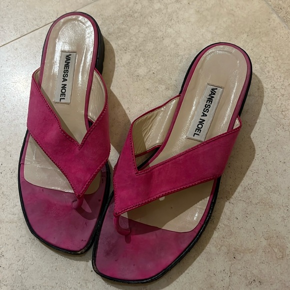 🔥☄️Vanessa Noel Barbie Pink Suede Thong Sandals.  6.5 - Picture 1 of 7